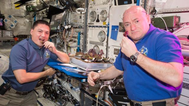 林德格倫(左)說，一起用餐是和國際空間站其他宇航員保持溝通的重要途徑。