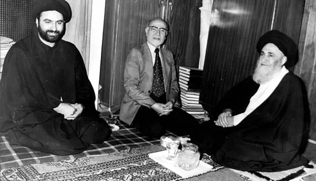 مهدی بازرگان (وسط) در دیدار با آیت الله مرعشی نجفی (راست)