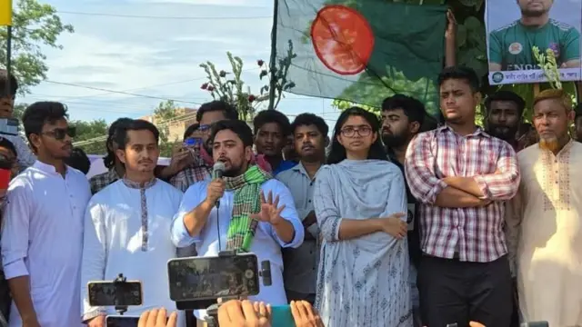 দলের অন্যান্য নেতাদের সাথে এনসিপির আহ্বায়ক নাহিদ ইসলাম