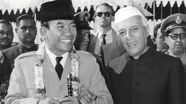 ઈન્ડોનેશિયાના રાષ્ટ્રપતિ સુકર્ણેો સાથે ભારતના પ્રથમ વડાપ્રધાન જવાહરલાલ નેહરુ.