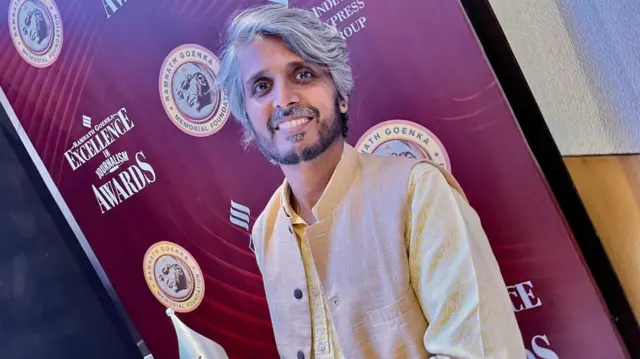 રાષ્ટ્રપતિ દ્રૌપદી મૂર્મુના હસ્તે રામનાથ ગોયન્કા પુરસ્કાર સ્વીકારી રહેલા બીબીસી ગુજરાતીના પત્રકાર તેજસ વૈદ્ય 