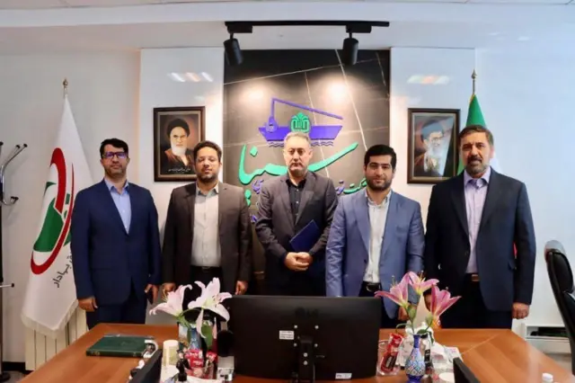 سعید جعفری (نفر وسط)، مدیرعامل شرکت سینا
