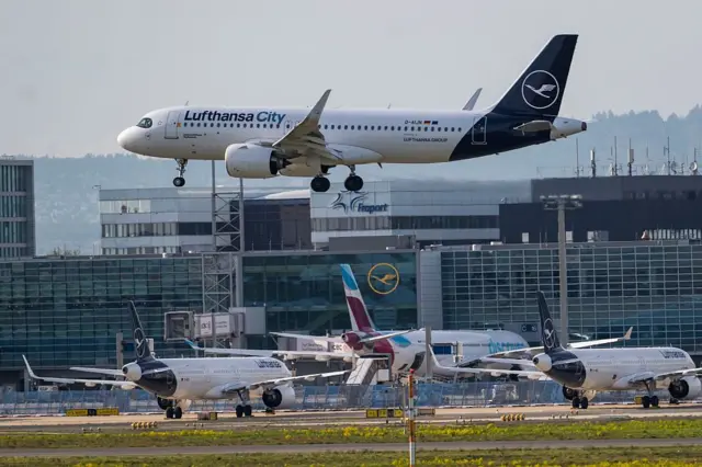 Uma aeronave da Lufthansa pousa no Aeroporto de Frankfurt em 15 de abril de 2026