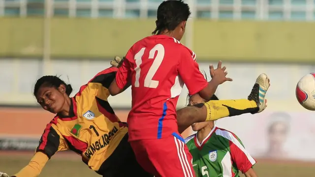 পড়াশোনা ছেড়ে মেয়েদের ফুটবলে আসতে দিতে চান না অভিভাবকরা