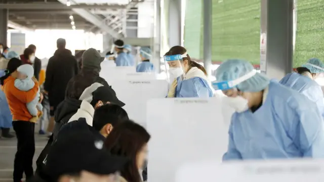 9일 광주 북구보건소 선별진료소에서 시민이 자가검사키트로 검사를 하고 있다