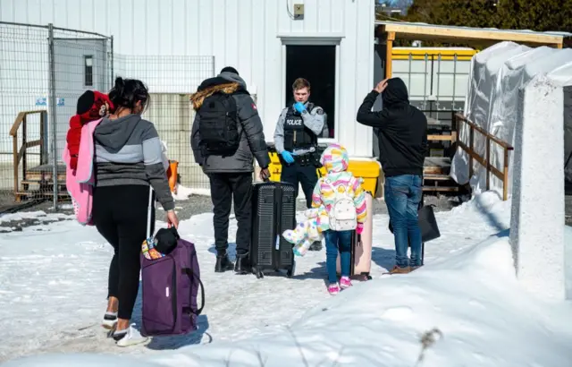 Migrantes en la frontera de Canadá con EE.UU.
