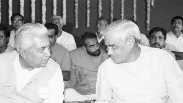 અટલ બિહારી વાજપેયી સાથે કેશુભાઈ પટેલ