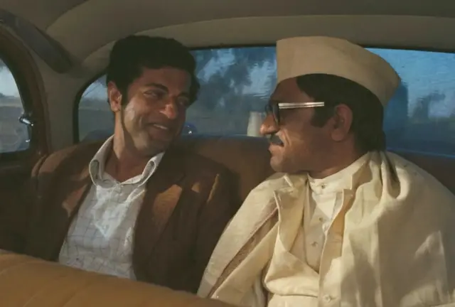 ගිරිෂ් කර්නාඩ් (වමේ) පශු වෛද්‍යවරයෙකුගේ භූමිකාවට පණ පොවන අතර ඔහුට අම්රිෂ් පූරි (දකුණේ) රංගනයෙන් දායක වන පෞද්ගලික කිරි ගොවිපළක හිමිකරු හමුවෙයි