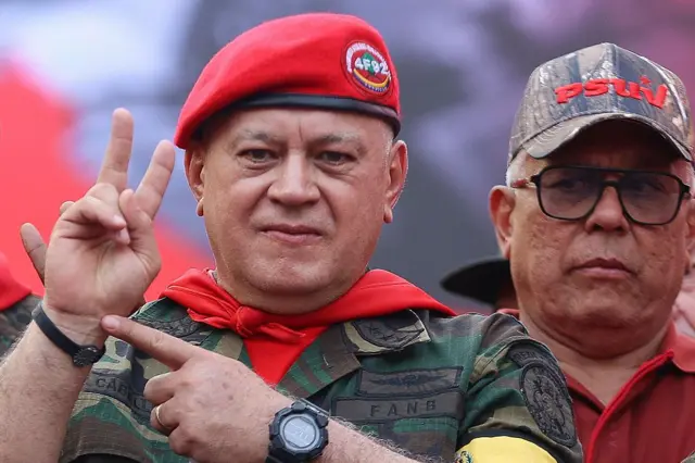 O ministro do Interior da Venezuela, Diosdado Cabello, em um evento, usando boina militar vermelha, lenço vermelho e uniforme militar