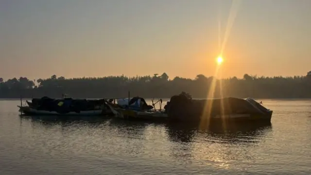 சபரி ஆறு, படகுகளையே வீடாக கொண்டு வாழும் 11 குடும்பங்கள், ஆந்திரா
