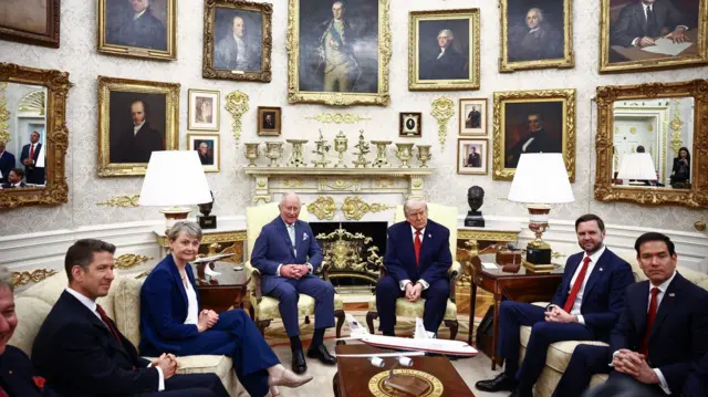 Председник Доналд Трамп, Краљ Чарлс, Џеј Ди Венс и Марко Рубио у Овалном кабинету