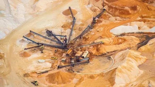 유리 생산에는 막대한 양의 모래가 필요한데, 모래는 빠르게 줄어들고 있는 천연 자원이다