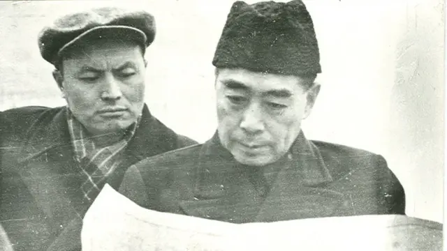 1958年3月,李锐陪同周恩来查勘三峡坝址