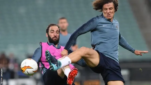 Gonzalo Higuain na David Luiz