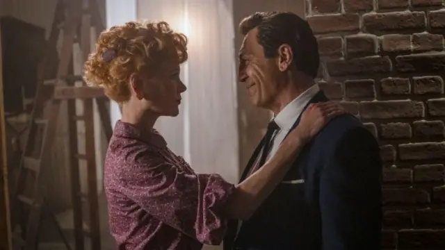  Nicole Kidman stars as the legendary Lucille Ball with Javier Bardem playing her husband Desi Arnaz Николь Кидман легендарлуу Люсиль Болдун ролун ойнойт жана Хавьер Бардем күйөөсү Деси Арназдын ролун ойнойт.