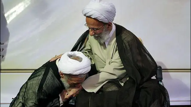 کاظم صدیقی در حال بوسیدن دست مصباح یزدی