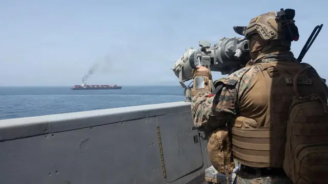 یک سرباز آمریکایی در تنگه هرمز