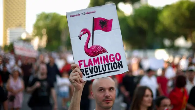 Transparent na protestima u Tirani