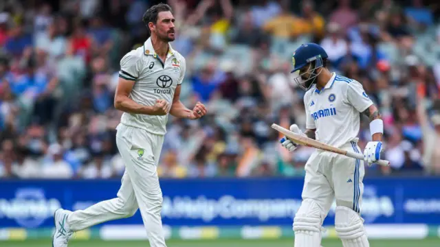 ऑस्ट्रेलियाई गेंदबाज़ मिचेल स्टार्क विराट कोहली को आउट करने के बाद जश्न मनाते हुए