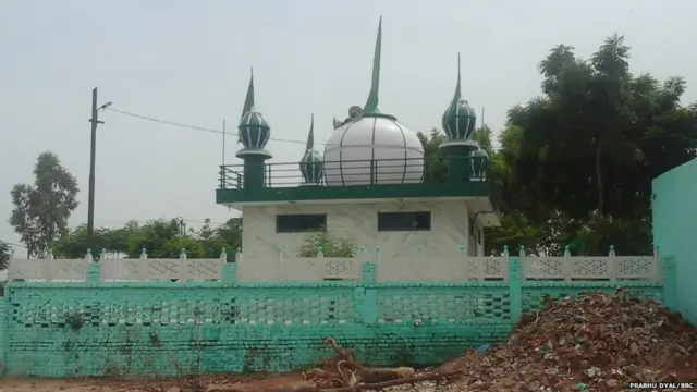 ਥੇਹ ਵਿੱਚ ਲੋਕਾਂ ਦੇ ਘਰ ਟੁੱਟ ਚੁੱਕੇ ਹਨ, ਪਰ ਦਰਗਾਹ ਮੌਜੂਦ ਹੈ