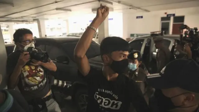 นายภาณุพงศ์ถูกควบคุมตัวจากย่านรามคำแหงมาที่ สน. สำราญราษฎร์