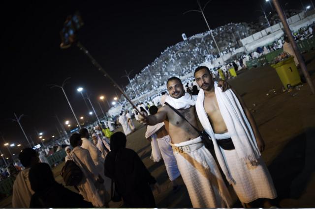 Selfie di antara wuquf di Arafah bukan kawasan yang dilarang berfoto atau selfie saat berhaji.