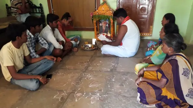 ట్రంప్ చిత్రానికి పూజలు