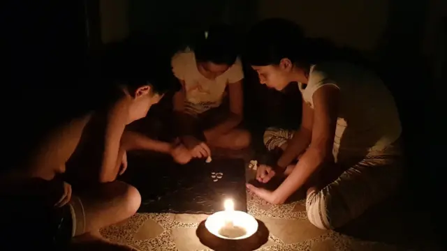 অগাস্টে বন্দর সংলগ্ন এলাকা বিদ্যুতের অভাবে অন্ধকারে ডুবে যায়