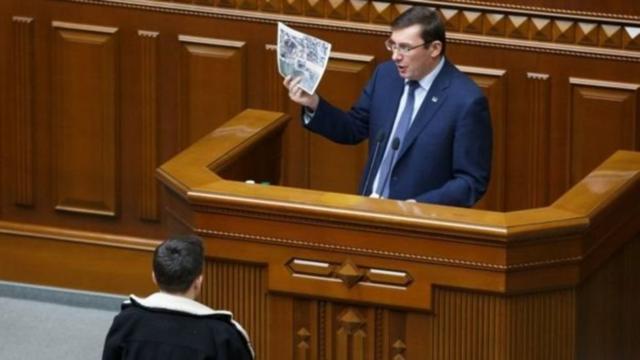 Надія Савченко та Юрій Луценко під час позбавлення її депутатської недоторканності
