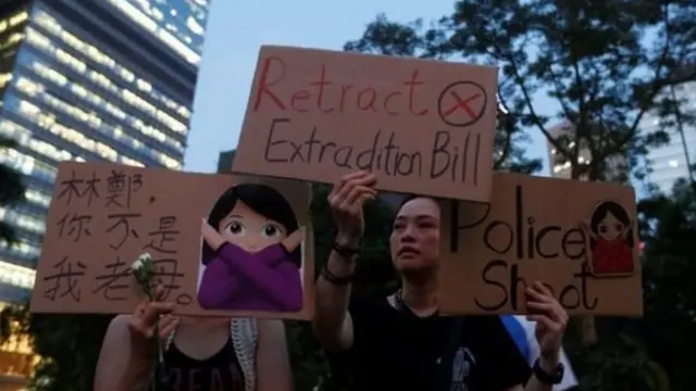 மசோதாவுக்கு எதிராக நூற்றுக்கணக்கான மக்கள் பல நாட்களாக போராட்டத்தில் ஈடுபட்டனர்