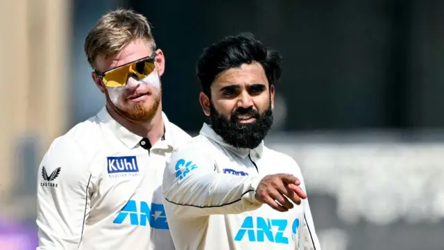 एजाझ पटेल आणि फिलिप्स 