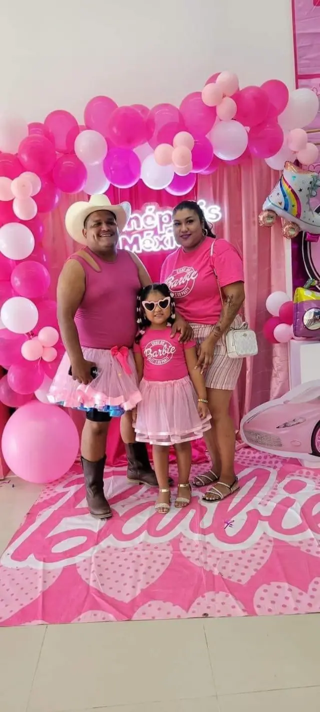 Barbie | “Mi hija me lanzó un reto: ¿a que no te atreves?”: el papá  mexicano que se volvió viral por ir vestido de rosa a ver la película con  su hija