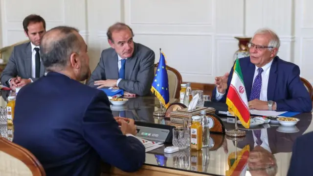 انریکه مورا اخیرا همراه با جوزپ بورل به تهران رفت و زمینه مذاکرات دوحه را فراهم کرد که بی‌نتیجه ماند