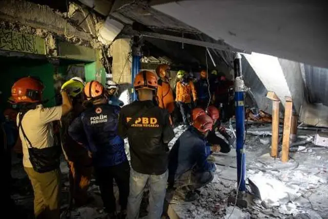 Petugas SAR nasional tengah mencari korban selamat di bangunan Pondok Pesantren Al Khoziny, Sidoarjo.