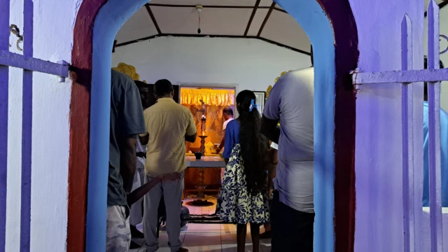 පුද පූජාවල නිරතවන ගම්වැසියන්