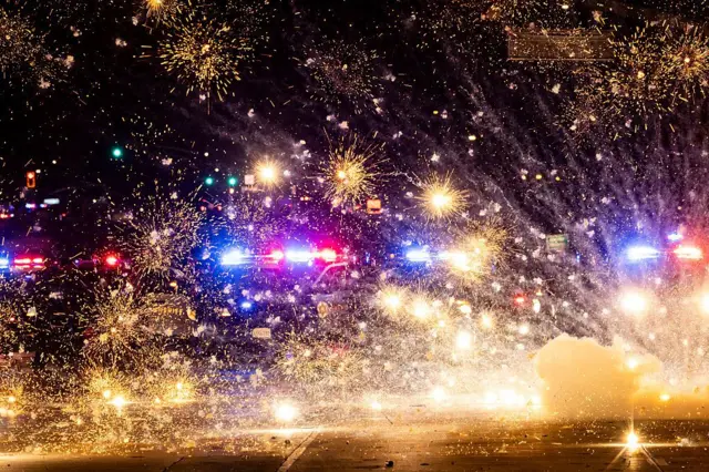 Перед поліцейськими машинами протестувальники запускали феєрверки