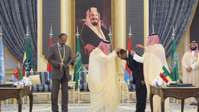 Lokacin da Sarkin Saudiyya Salman bin Abdulaziz Al Saud yake sa wa Firai Ministan Ethiopia Abiy Ahmed sarka.
