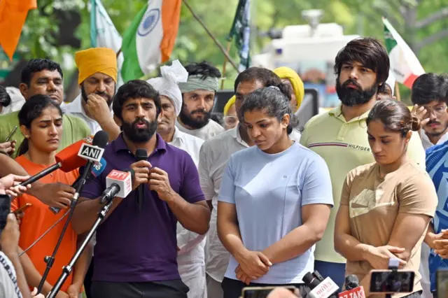 मीडिया से बात करते पहलवान