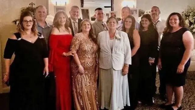 தனது 11 பிள்ளைகளுடன் கிரேஸ் பியூஸ்கோ