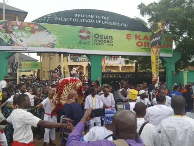 Arugba Osun pẹlu awọn ẹlẹsin rẹ lọ si Aafin Ataoja