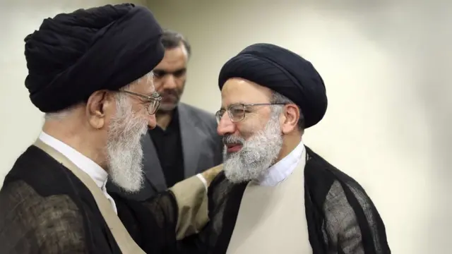 آقای رئیسی در حالی نخستین گفتوگوی تلویزیونی خود پس از انتصاب به ریاست قوه قضائیه را برگزار کرد که پیش از آن در اتفاقی کم سابقه با سایت دفتر رهبری ایران مصاحبه کرده بود