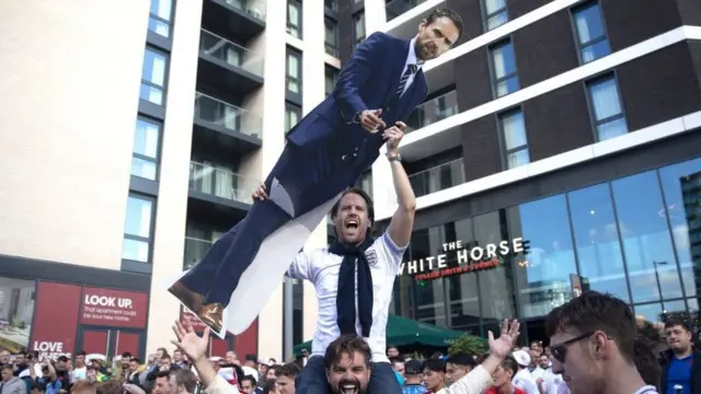 웸블리 경기장 밖에서 개러스 사우스게이트 잉글랜드 대표팀 감독을 환호하는 팬들