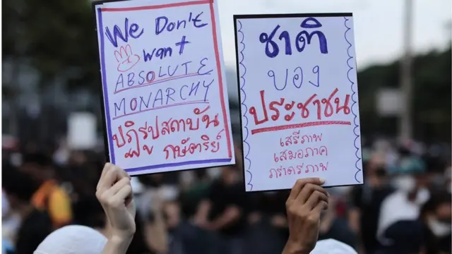 ผู้ชุมนุมถือป้าย