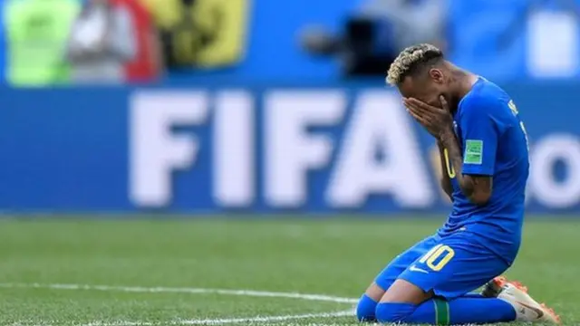 Neymar chorando no jogo Brasil e Costa Rica