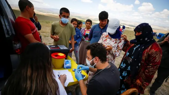 Aşılanma oranını artırmak için mobil aşı birimleri mevsimlik tarım işçilerine aşı yapıyor