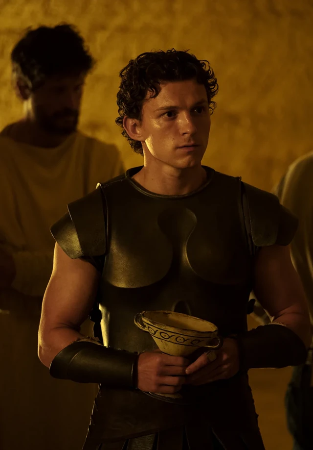 Tom Holland incarne Télémaque, le fils d'Ulysse, et, comme d'autres acteurs britanniques du film, il parle avec un accent américain.