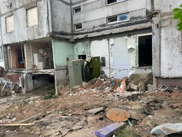 поруйнований будинок після влучання російської ракети