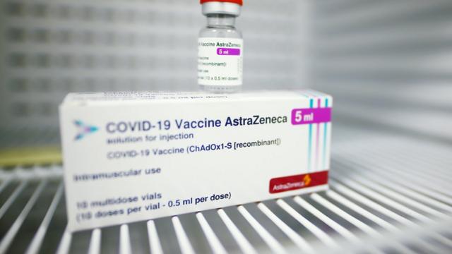 Vacuna de AstraZeneca en una nevera
