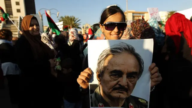 ژنرال حفتر با "عملیات کرامت" آرام آرام به محبوبیت مردمی دست یافت. این تصویر متعلق به راهپیمایی هوادارانش در سال ۲۰۱۴ در شهر بنغازی است