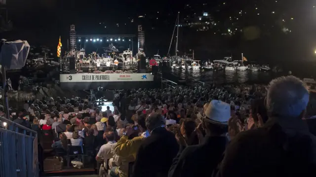 En pueblos como Calella de Palafrugell se celebran festivales de habaneras durante los veranos.